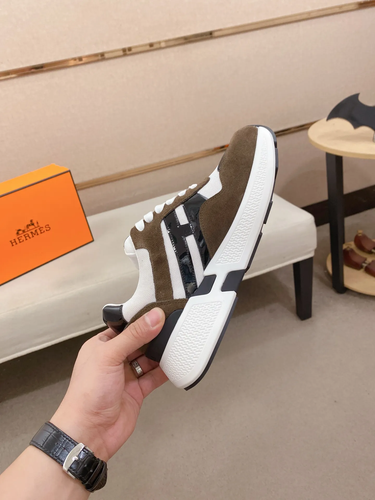 Factory price: 560💰《HERMES》【Classic Original Version】Hermès; Top 🔝 Purchasing Agency 🔍🔍Men's latest 🇺🇸 counters are on sale simultaneously, imported from Italy original ▲▲cowhide ▲▲ (high-end, nobility, class) ) Exquisite workmanship (Italian 🇮🇹 imported water-dyed 🐂 cowhide lining) sole: original sole provided by the original factory, ⚠️exclusive double-layer activity·TPR·rubber·combined molded outsole; super comfortable·wear-resistant·non-slip·environmental protection The real thing is more beautiful if you take the real thing (high quality, follow the order). You can enter and exit the counter at will * Number of yards: 38-44 (45 can be customized and cannot be returned or exchanged)